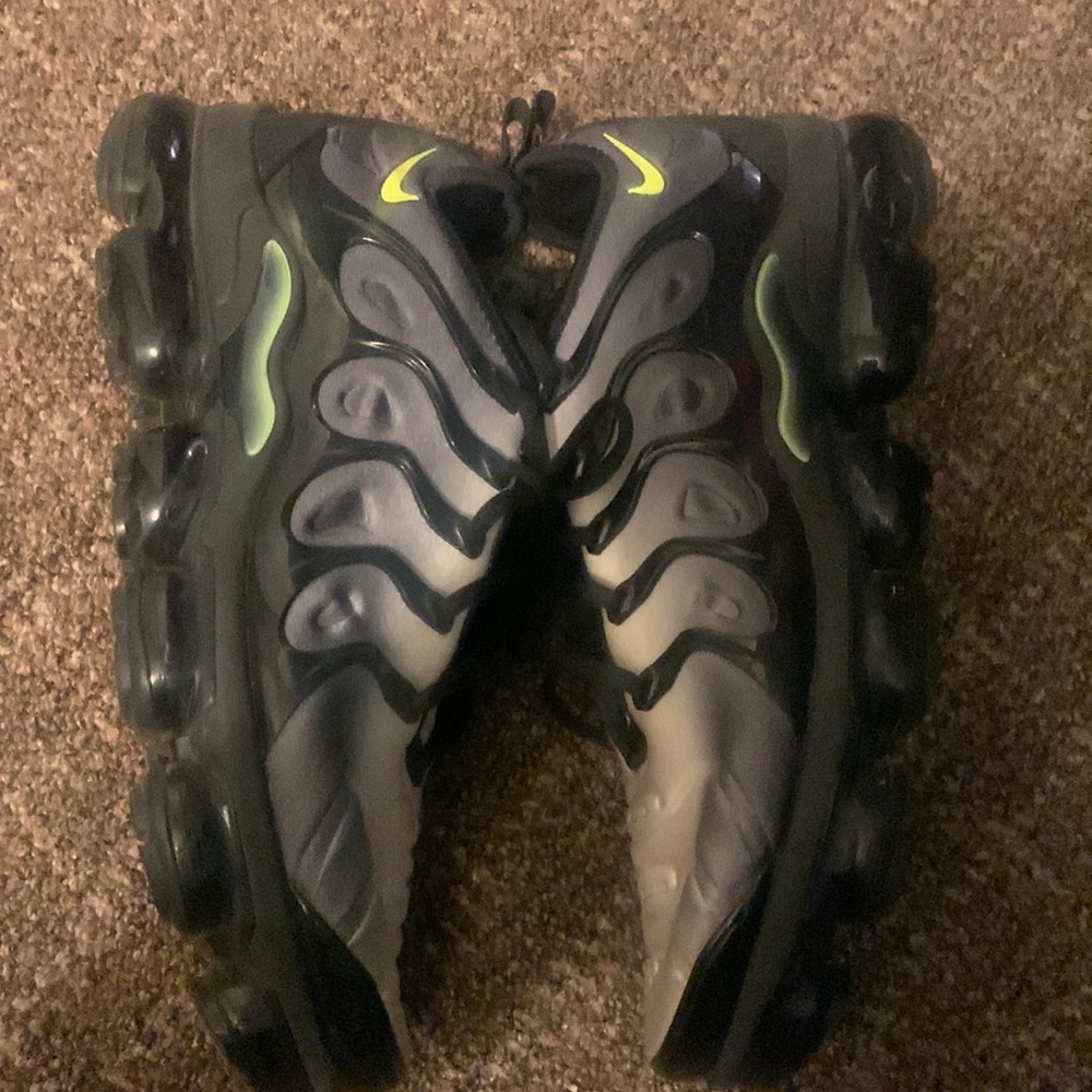 Nike Air Vapormax Plus Black White Neon Size 11